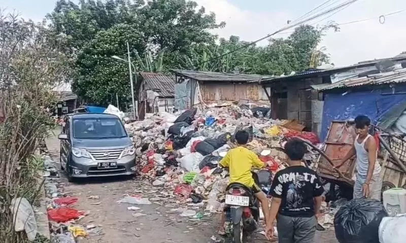 Krisis pengangkutan, TPS Rawadas dipenuhi sampah setinggi 4 meter Krisis pengangkutan, TPS Rawadas dipenuhi sampah setinggi 4 meter