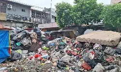Tumpukan sampah di sekitar Pasar Kopro Jakbar kembali resahkan warga