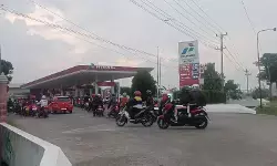 Isu harga BBM naik per April picu antrean konsumen SPBU di Sukoharjo Isu harga BBM naik per April picu antrean konsumen SPBU di Sukoharjo