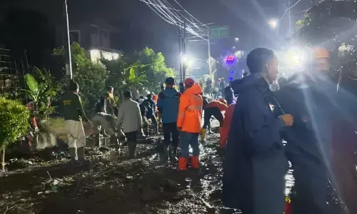 Tim gabungan lakukan pembersihan material banjir di Kota Batu