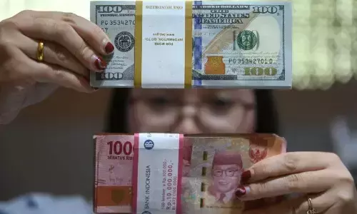 Rupiah melemah dipengaruhi kenaikan harga minyak Brent dan WTI Rupiah melemah dipengaruhi kenaikan harga minyak Brent dan WTI