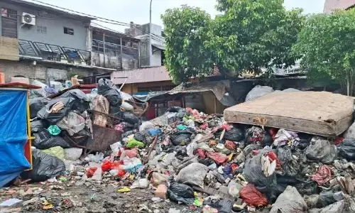 Tumpukan sampah di sekitar Pasar Kopro Jakbar kembali resahkan warga