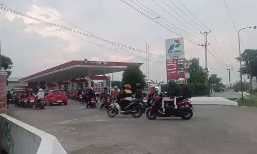 Isu harga BBM naik per April picu antrean konsumen SPBU di Sukoharjo