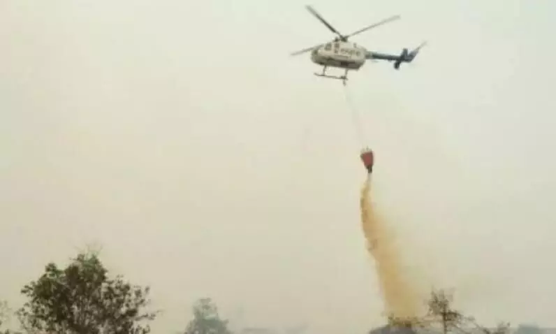 Helikopter telah jatuhkan 2,45 juta liter air ke titik karhutla Riau Helikopter telah jatuhkan 2,45 juta liter air ke titik karhutla Riau