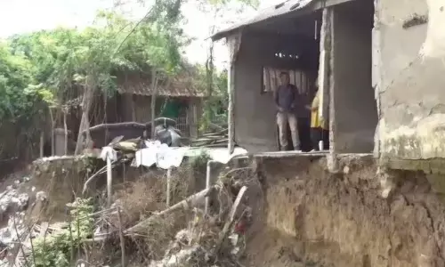 Empat rumah warga bantaran Kali Cikarang Bekasi tergerus longsor