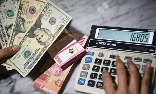 Rupiah bergerak fluktuatif di tengah dominasi tekanan eksternal Rupiah bergerak fluktuatif di tengah dominasi tekanan eksternal