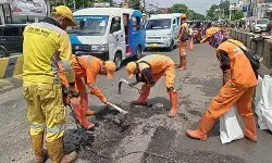 Bina Marga Jaksel mulai perbaiki jalan berlubang di Ragunan Bina Marga Jaksel mulai perbaiki jalan berlubang di Ragunan