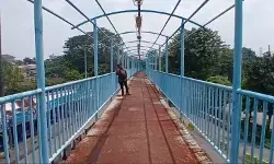 Warga keluhkan JPO Kampung Rambutan yang rusak menahun