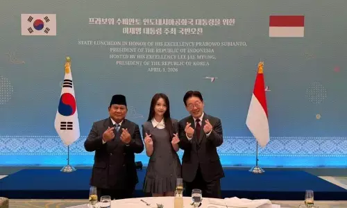 Prabowo dan Carmen dari Hearts2Hearts kompak berpose `finger heart`