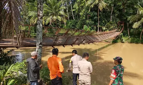 Lima orang jatuh ke sungai akibat seling jembatan putus di Sukabumi