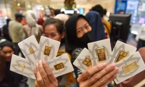 Jumat pagi harga emas Antam anjlok Rp65.000 jadi Rp2,857 juta/gram