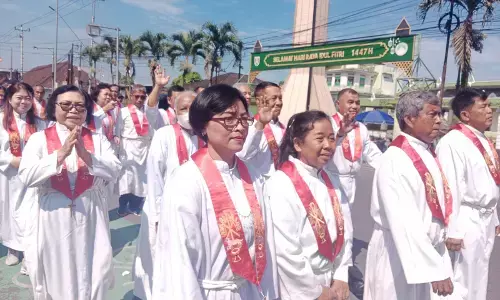 Ribuan umat Gereja St Ignatius Magelang ikuti Kirab Salib Jumat Agung