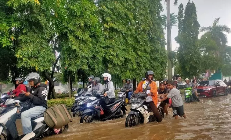 Banjir rendam 12 RT dan empat ruas jalan di Jakbar