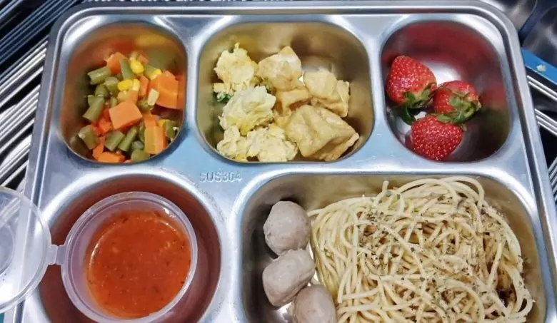 Puluhan siswa dari empat sekolah Jaktim diduga keracunan spageti MBG