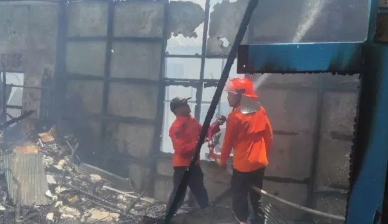 Empat rumah di kawasan padat penduduk Kapuas hangus dilalap api