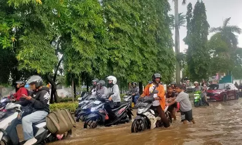 Banjir rendam 12 RT dan empat ruas jalan di Jakbar Banjir rendam 12 RT dan empat ruas jalan di Jakbar