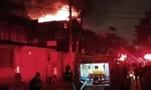 Korsleting listrik hanguskan gudang onderdil motor di Cengkareng Korsleting listrik hanguskan gudang onderdil motor di Cengkareng