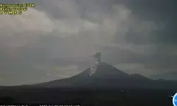 Gunung Semeru erupsi disertai letusan awan panas sejauh 3,5 km