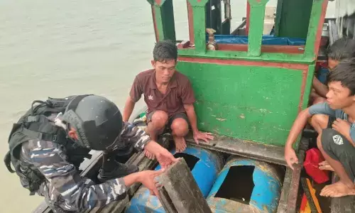 KRI Beladau-643 amankan kapal diduga curi minyak CPO di Selat Rupat KRI Beladau-643 amankan kapal diduga curi minyak CPO di Selat Rupat