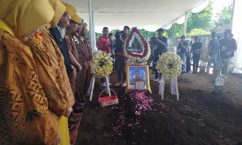 Jenazah Serka Anumerta Muhammad Nur Ichwanudin, dimakamkan di TMP Giridharmoloyo Magelang