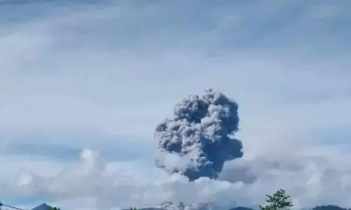 Gunung Dukono lontarkan abu vulkanik setinggi 1.600 meter