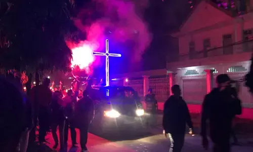 Ribuan umat Kristiani di Papua sambut fajar Paskah dengan pawai obor