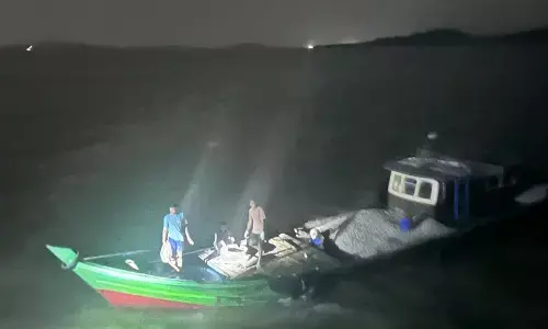 KRI Alamang-644 gagalkan upaya pencurian batu granit di Selat Gelam KRI Alamang-644 gagalkan upaya pencurian batu granit di Selat Gelam