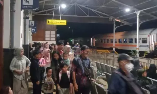 KAI hentikan sementara perjalanan KA Siliwangi karena banjir Cibeber KAI hentikan sementara perjalanan KA Siliwangi karena banjir Cibeber