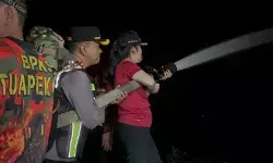 Tim gabungan berjibaku padamkan karhutla di akses Bandara Singkawang