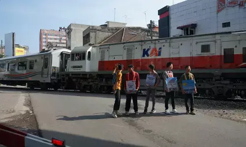 7.271 pelanggan padati kereta api saat libur Paskah, KAI Sumut gelar aksi keselamatan di perlintasan Medan