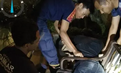 Damkar Salatiga evakuasi warga terjepit kursi besi Damkar Salatiga evakuasi warga terjepit kursi besi