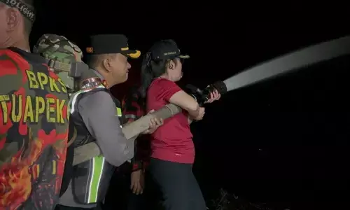 Tim gabungan berjibaku padamkan karhutla di akses Bandara Singkawang