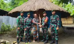 Satgas Pamtas Yonarhanud 2 Kostrad terima satu pucuk senjata api dari warga