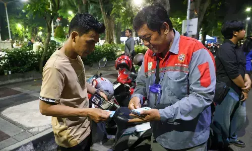 Pemkot Surabaya bekukan izin 600 jukir yang tolak digitalisasi parkir