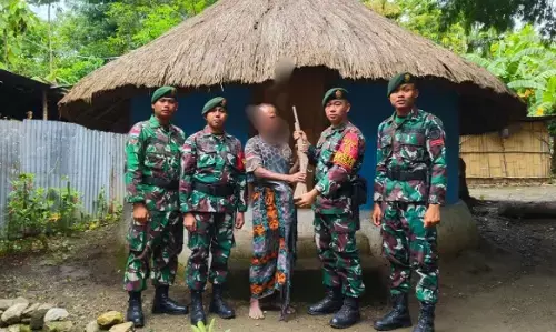 Satgas Pamtas Yonarhanud 2 Kostrad terima satu pucuk senjata api dari warga