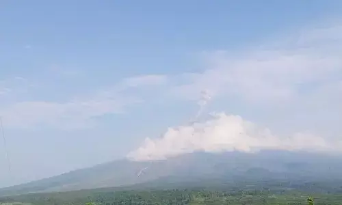 Gunung Semeru kembali erupsi dengan tinggi letusan 1.000 meter