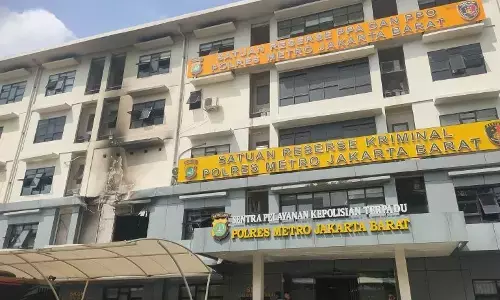 65 personel padamkan kebakaran gedung Polres Jakbar 65 personel padamkan kebakaran gedung Polres Jakbar