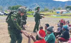 Koops TNI Habema berbagi kasih kepada masyarakat Distrik Gome, Papua Tengah