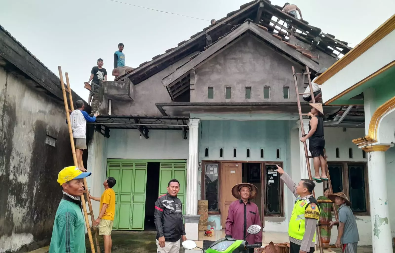 Angin kencang terjang 16 rumah warga di Undaan Kudus Angin kencang terjang 16 rumah warga di Undaan Kudus
