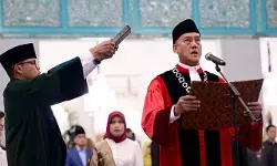 Presiden Prabowo menyaksikan pengucapan sumpah Hakim MK Liliek Prisbawono Adi Presiden Prabowo menyaksikan pengucapan sumpah Hakim MK Liliek Prisbawono Adi