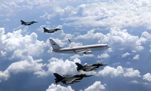 Enam pesawat tempur kawal penerbangan Presiden Prabowo di HUT TNI AU