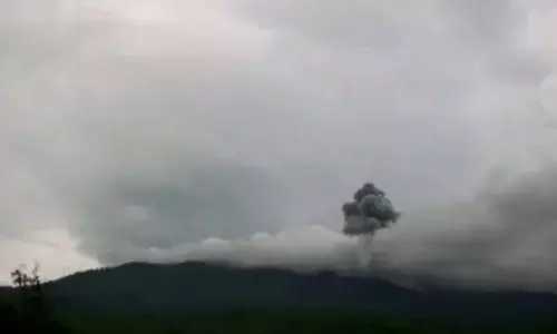 Gunung Lewotobi Laki-laki di Flores Timur kembali meletus Gunung Lewotobi Laki-laki di Flores Timur kembali meletus