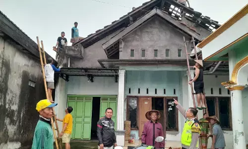 Angin kencang terjang 16 rumah warga di Undaan Kudus