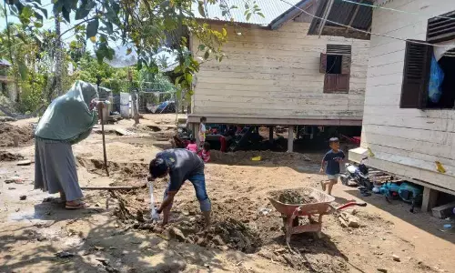 Warga Pidie Jaya kembali bersihkan rumah pasca banjir berulang