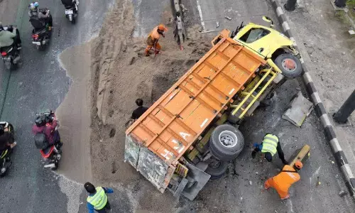 Truk bermuatan pasir dua ton terguling di Tebet akibat sopir mengantuk