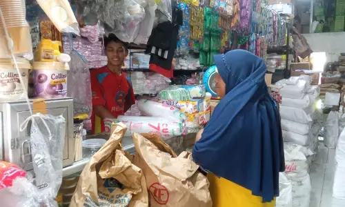 Harga melonjak naik, pedagang plastik di Purwakarta alami penurunan pembeli