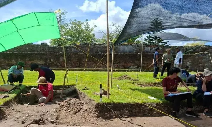 Arkeolog temukan struktur bangunan dan peluru VOC di Benteng Speelwijk Arkeolog temukan struktur bangunan dan peluru VOC di Benteng Speelwijk