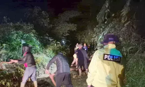 Petugas tangani empat titik longsor yang menutup jalan di Garut