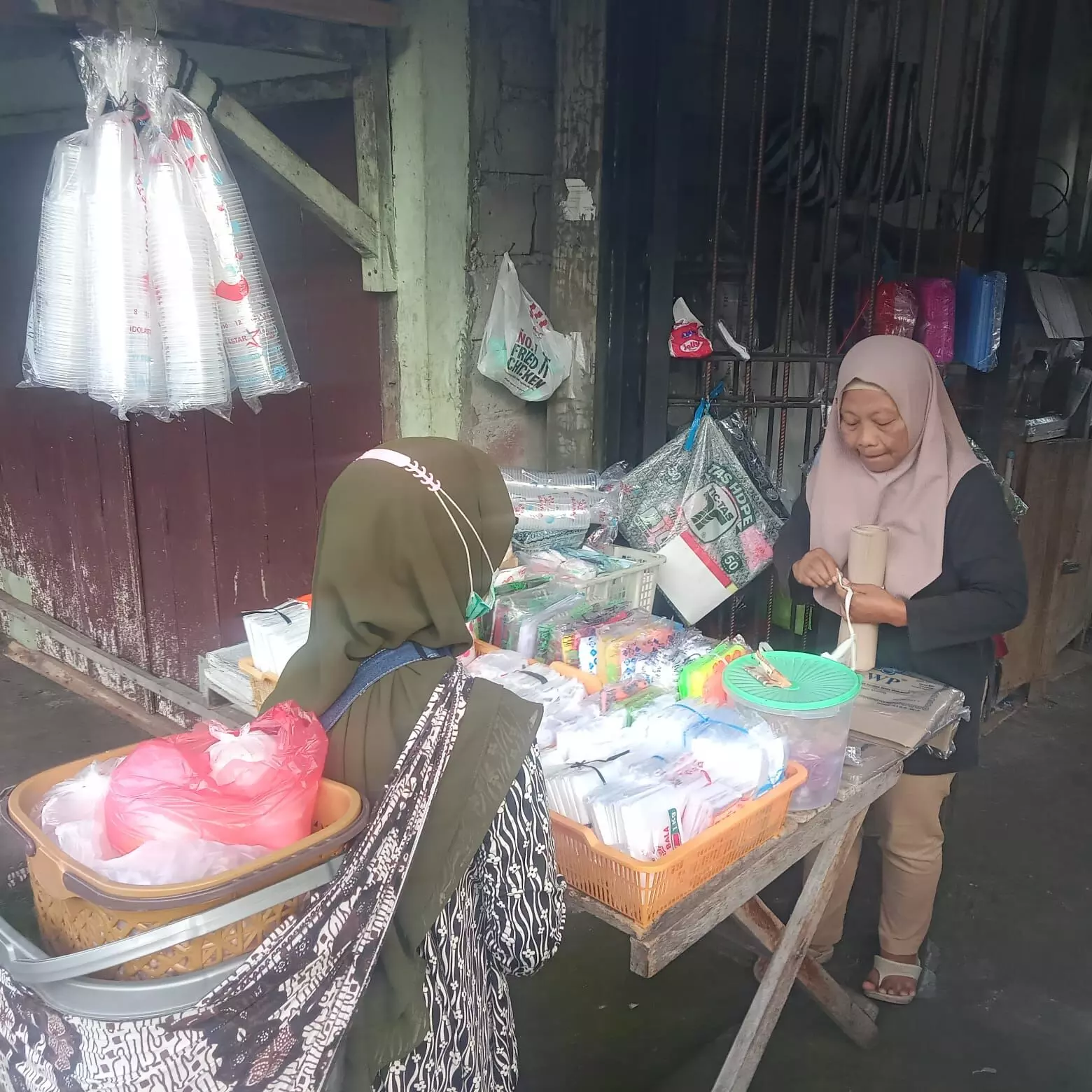 Harga plastik di Pasaraya Salatiga naik Harga plastik di Pasaraya Salatiga naik