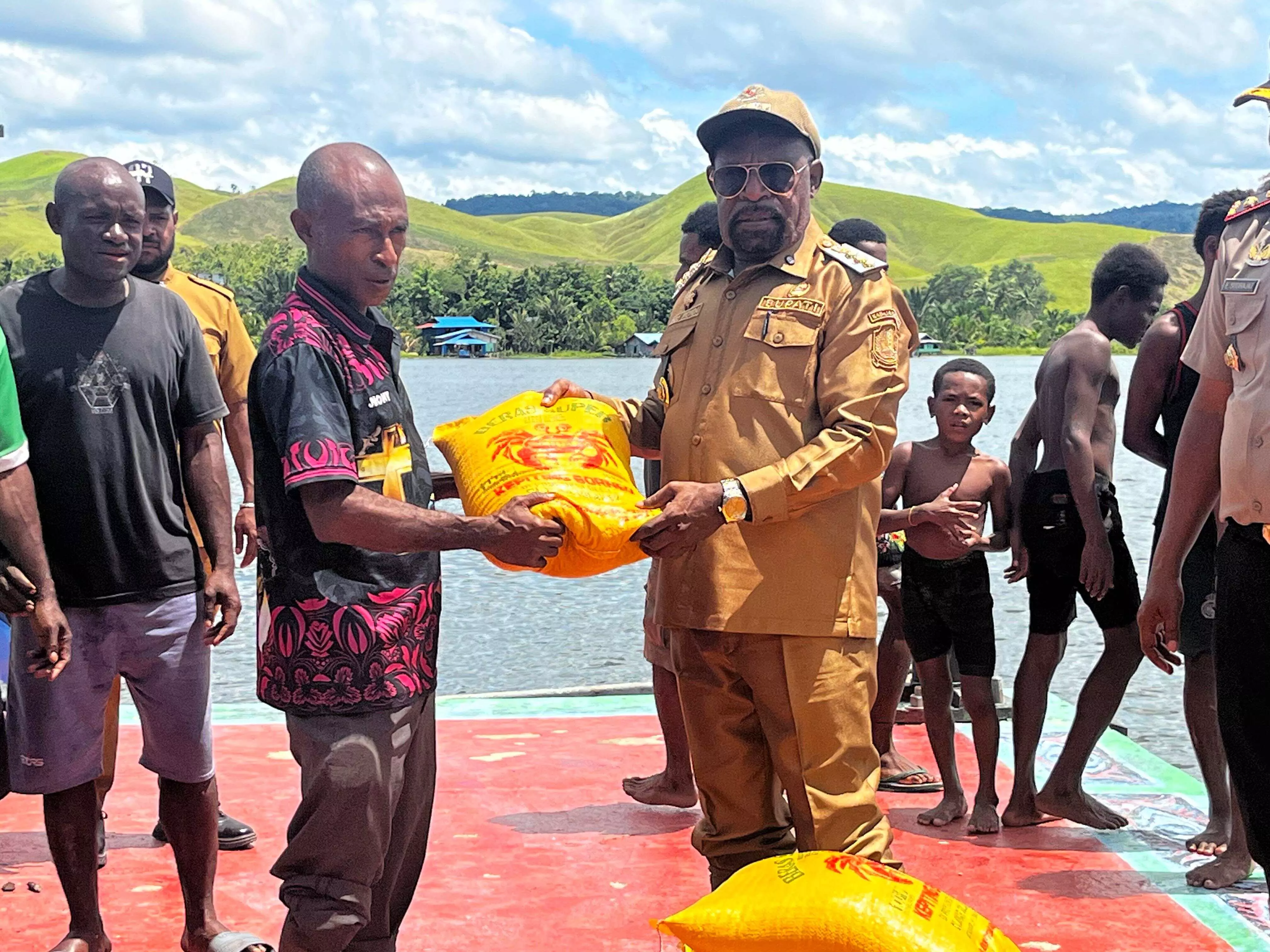 Bupati Jayapura serahkan bantuan beras untuk warga terdampak banjir di Danau Sentani Papua Bupati Jayapura serahkan bantuan beras untuk warga terdampak banjir di Danau Sentani Papua